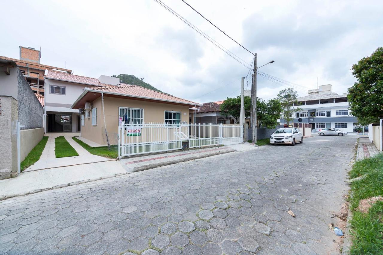 Casa A 80M Da Praia Бомбиньяс Экстерьер фото